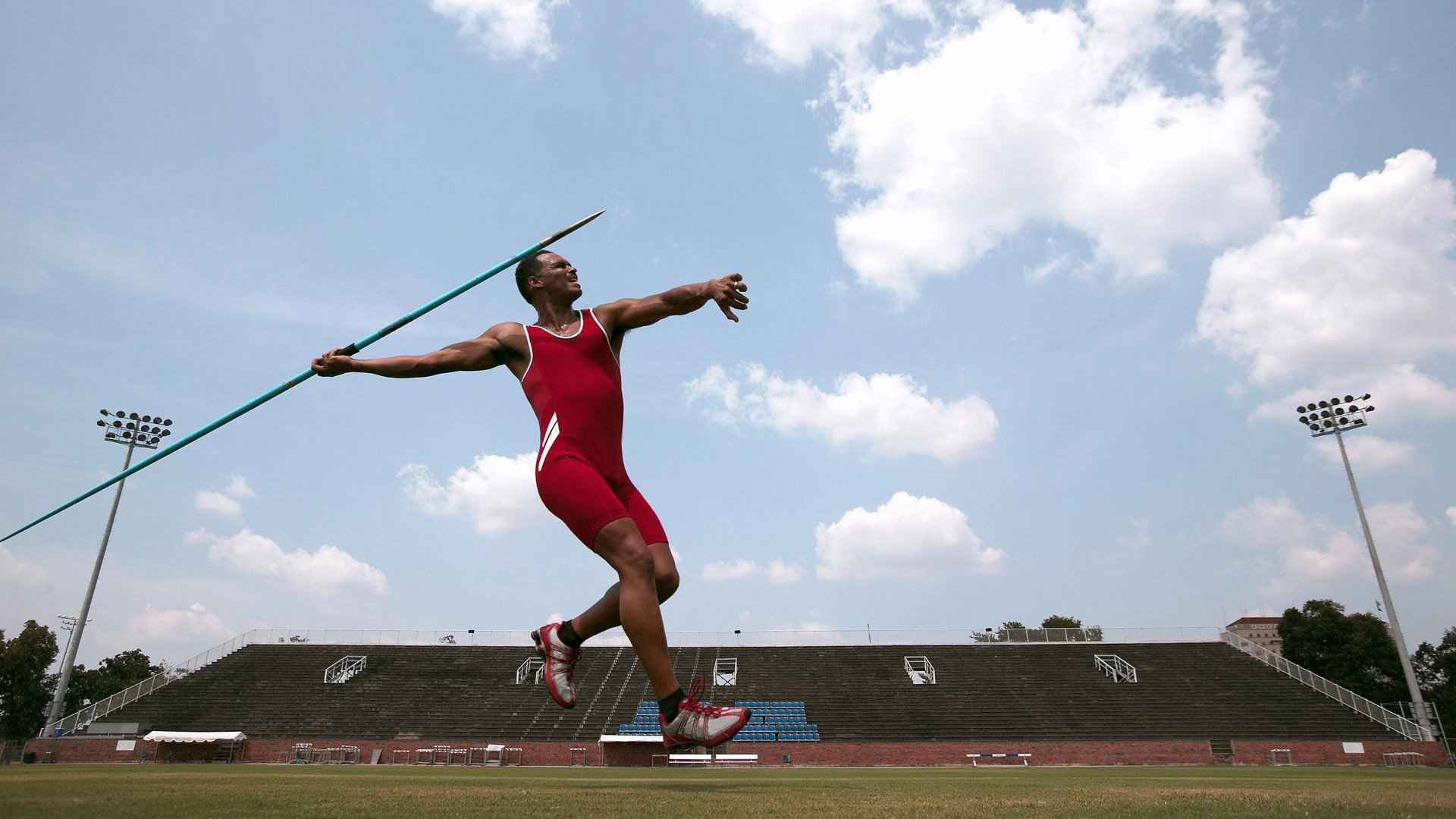 世界杯:法国队回国 群星站在阳台向球迷致意