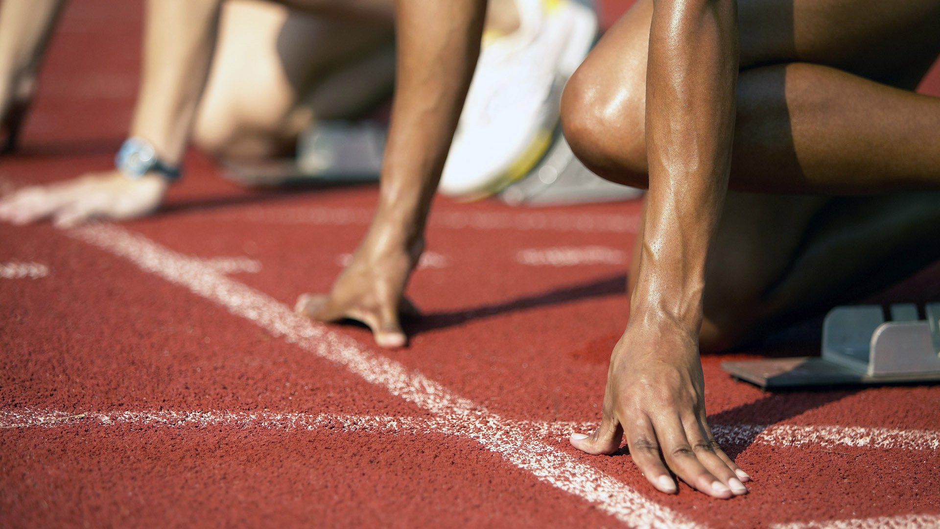 夫妻双人障碍赛 分工协作跨越高墙与网绳