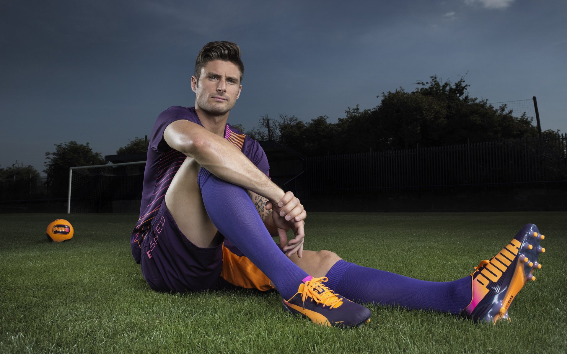 婴幼儿水中适应趣味赛 家长抱着宝宝完成漂浮任务